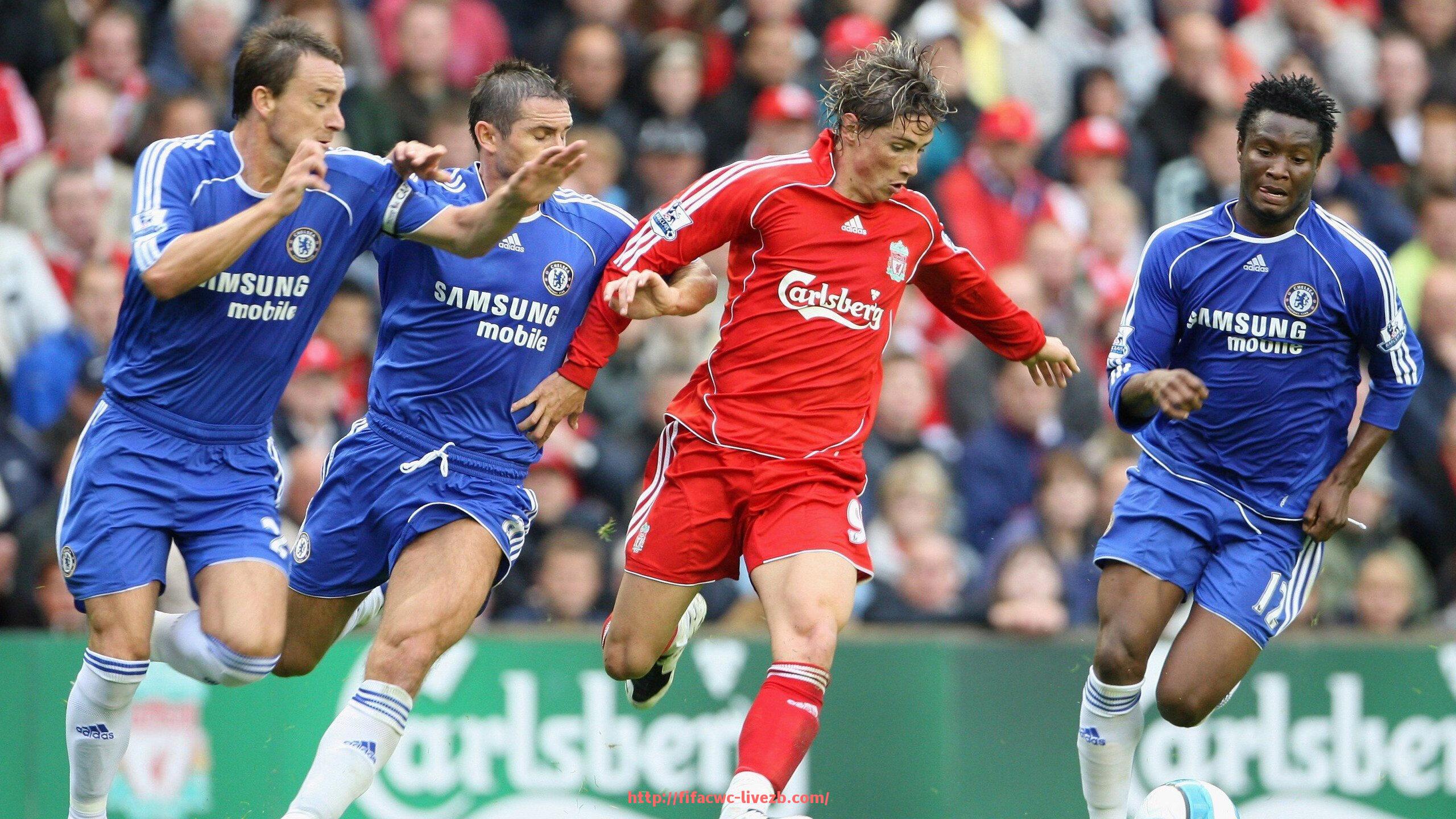 世俱杯直播-汉堡队德甲时期队服款式与配色设计分析